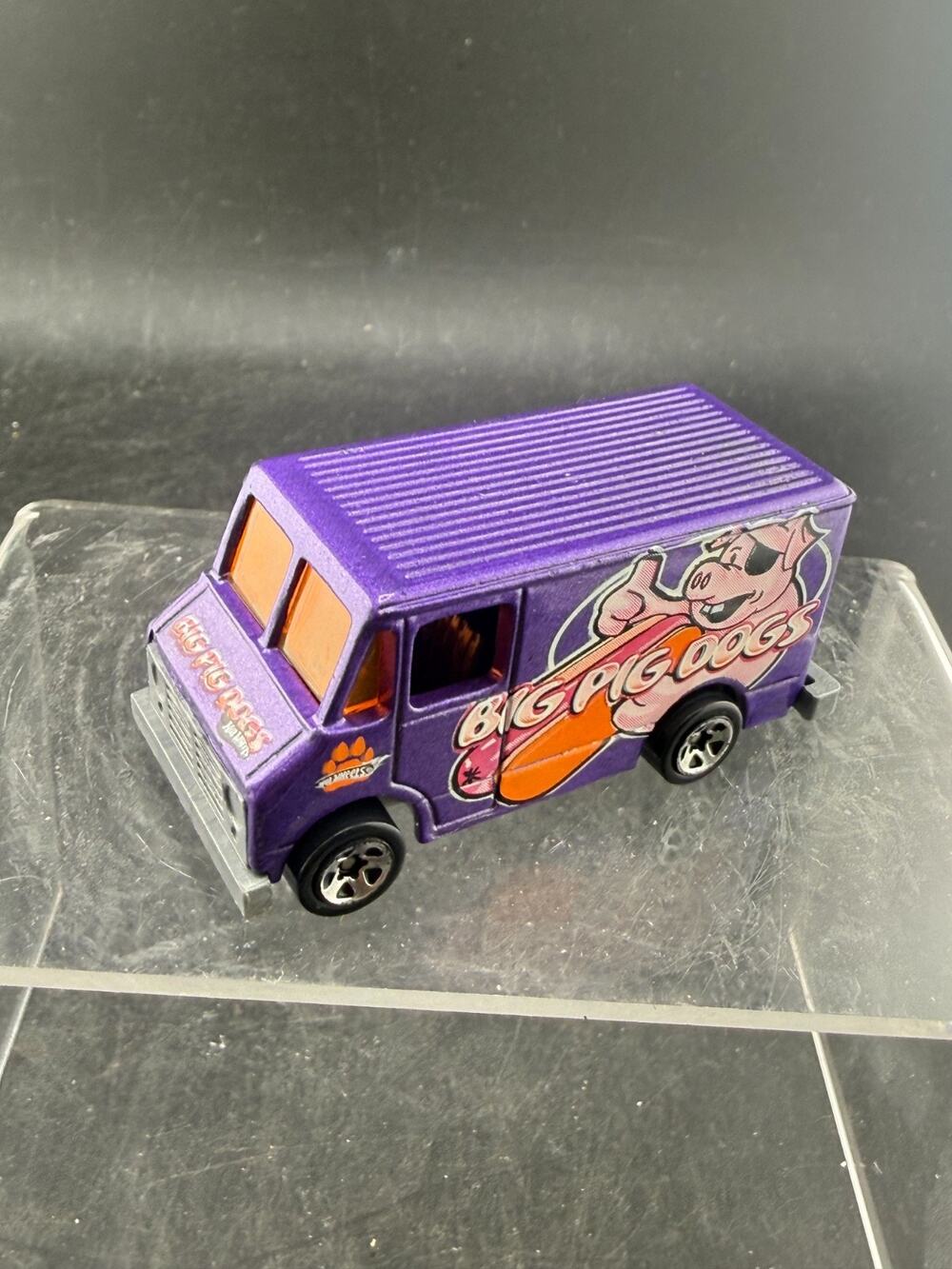 Hot Wheels Asphalt Jungle 1/5 #081 Combat Ambulance Delivery Truck Big Pig Dogs
